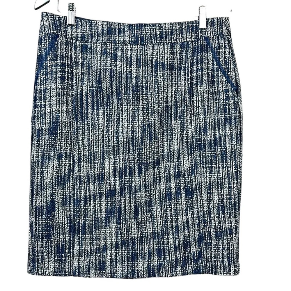 ⭐️ Navy and ivory tweed pencil skirt with metallic yarns